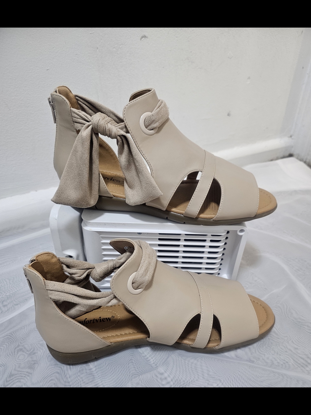 Comfortview Women's Beige Bow Zip Sandals Fabric Lining Faux Leather Size 10 W